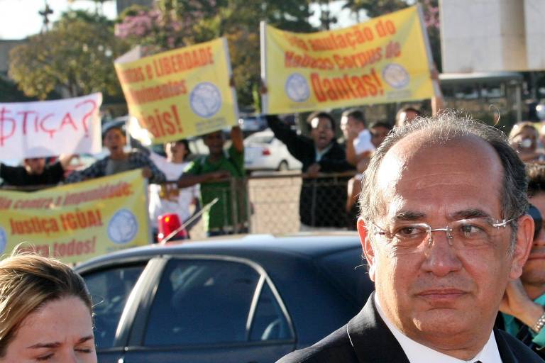 O presidente do Superior Tribunal Federal, ministro Gilmar Mendes, em meio à manifestação, em julho de 2008, de estudantes ligados à UNE que protestavam contra a decisão de Mendes de conceder o habeas corpus ao banqueiro Daniel Dantas