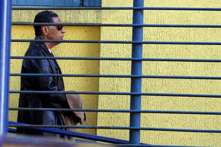 Celso Pitta deixando o Instituto Médico Legal, em São Paulo. Segundo a denúncia do Ministério Público, o ex-prefeito de São Paulo recorria a Naji Nahas para repatriar recursos. Na época, a Justiça decretou prisão temporária de 22 pessoas e preventiva de mais duas, entre empresários, doleiros e supostos laranjas