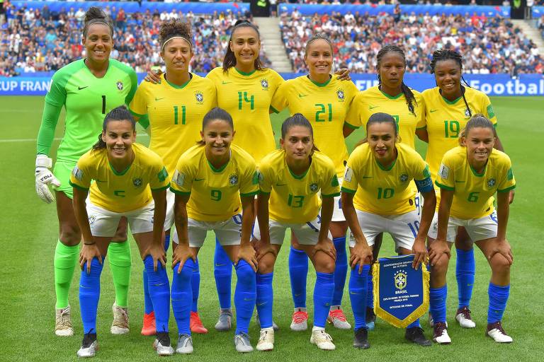 Seleção brasileira posa para foto antes da partida contra a França na Copa do Mundo de 2019