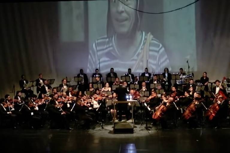 Orquestra toca temas de Chaves e viraliza