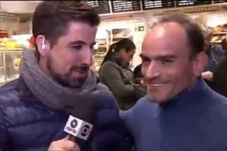 Repórter Mateus marques fala com entrevistado durante o jornal Bom Dia Rio Grande