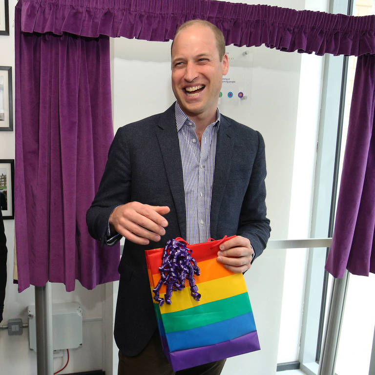 Príncipe William durante visita a entidade que apoia comunidade LGBTQ+ em Londres 