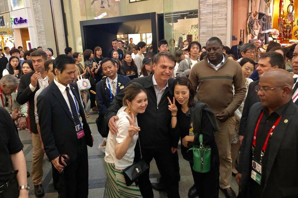 Sem agenda oficial, Bolsonaro passeia em comércio e vai a churrascaria no Japão