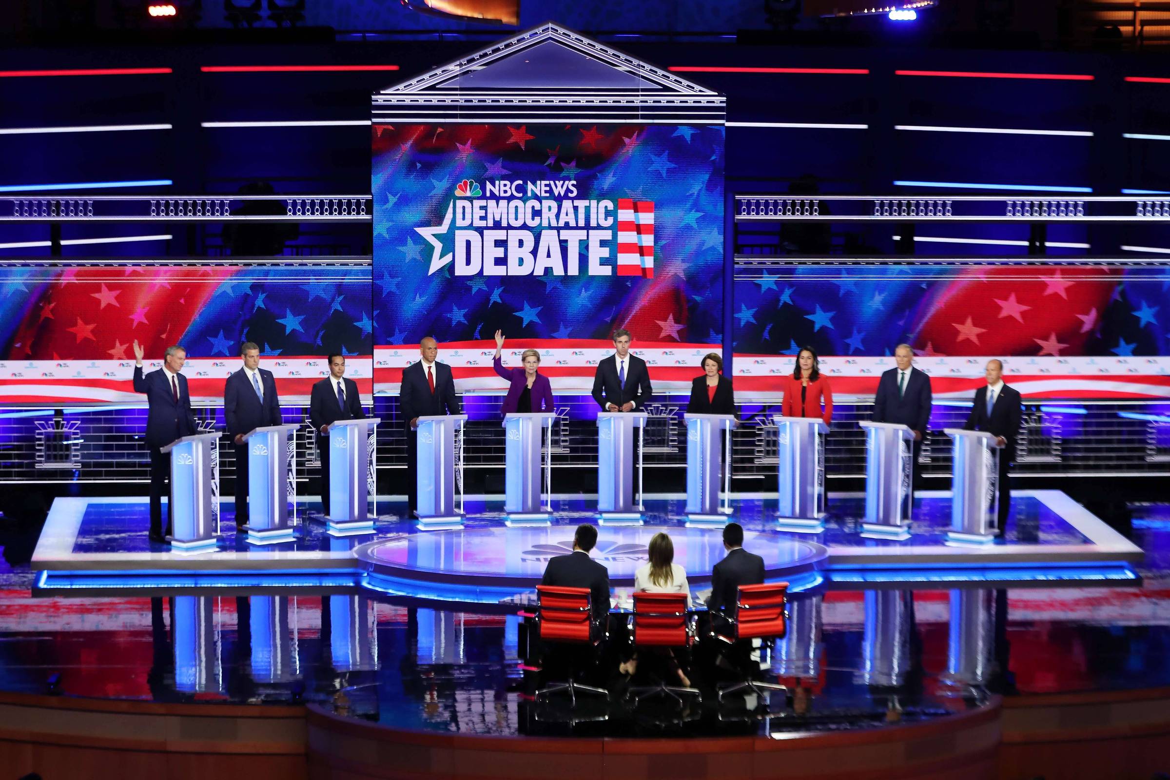 Primeiro debate democrata tem saúde pública como tema e críticas a Trump