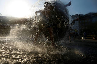 Children play in a fountain in Cologne
