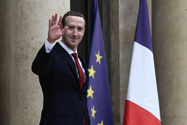 Presidente-executivo do Facebook, Mark Zuckerberg, depois de reunião com o presidente da França, Emmanuel Macron, em maio 