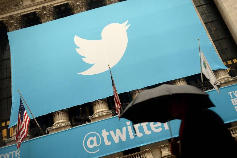 Logo do Twitter é exibido na Bolsa de Nova York; empresa anunciou novas regras para contas de políticos 