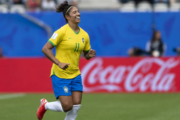 A atacante Cristiane comemora um de seus três gols na vitória da seleção brasileira feminina sobre a Jamaica por 3 a 0 na estréia da Copa do Mundo na França