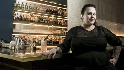 BRASIL - SAO PAULO - 30.04.2019 - O MELHOR DE SAO PAULO - Gastronomia - REVISTA SAO PAULO - Retrato da bartender Michelly Rossi, no Fel. Drink: Ford. Foto: KEINY ANDRADE/FOLHAPRESS