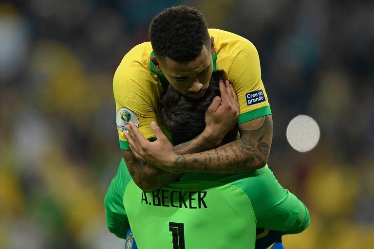 Após marcar o gol que deu a classificação à semifinal da Copa América, o atacante Gabriel Jesus abraça o goleiro Alisson.
