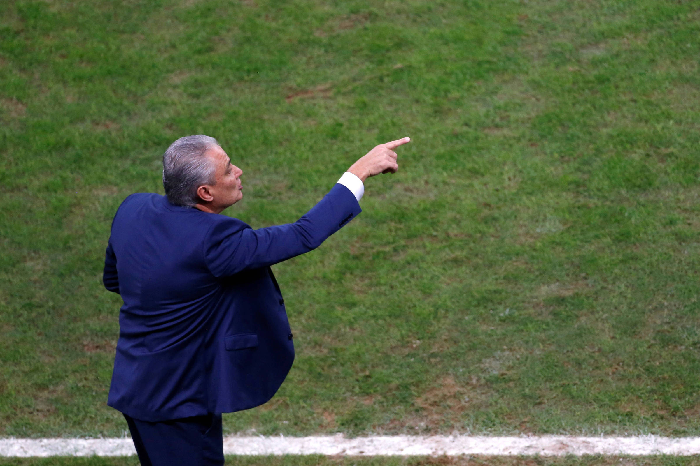 Tite não consola jogadores e deixa o gramado após eliminação do Brasil na  Copa do Mundo - Lance!