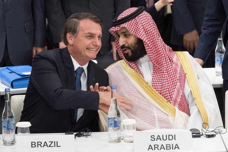 O presidente Jair Bolsonaro, à esquerda, cumprimenta o príncipe saudita Mohammed bin Salman durante o G20, no Japão