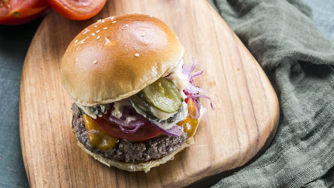 BRASIL - SAO PAULO - 15.05.2019 - O MELHOR DE SAO PAULO - Gastronomia - REVISTA SAO PAULO - Hamburguer do Z Deli: chopped burger (pao de forma) e New York. Foto: KEINY ANDRADE/FOLHAPRESS