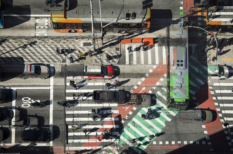 Imagem obtida com técnica de dupla exposição mostra o cruzamento da avenida Paulista com rua da Consolação, em São Paulo