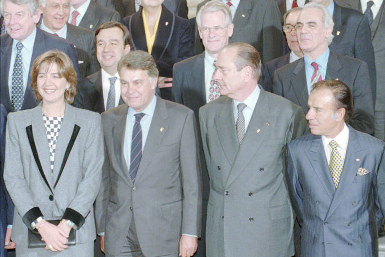 A princesa espanhola Cristina de Bourbon e os líderes Felipe González, da Espanha, Jacques Chirac, da França, e Carlos Menem, da Argentina, durante cerimônia de assinatura de cooperação inter-regional entre a União Européia e o Mercosul, realizada em Madri.