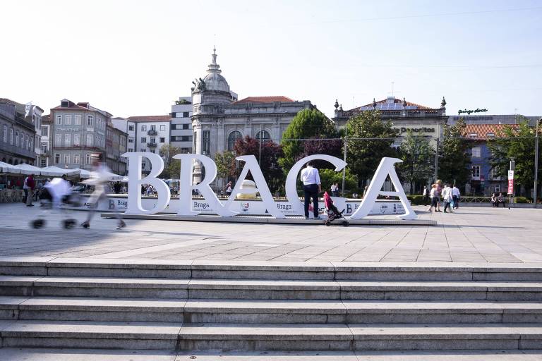 Praça da República, no centro de Braga, tem letreiro grande com o nome da cidade