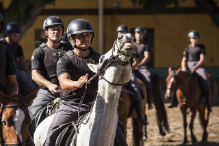 ***Esp para Domingo. FOLHA*** Como vivem cavalos da PM. Policiais iniciantes  participam do curso de Policiamento Montado no Regimento da Policia Montada 9 de Julho no bairro da Luz , em SP.