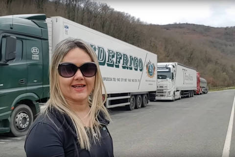 ReproduÃ§Ã£o de vÃ­deo da caminhoneira brasileira PatrÃ­cia Barreira, 43, em Portugal. (Foto: Reproducao / Youtube)