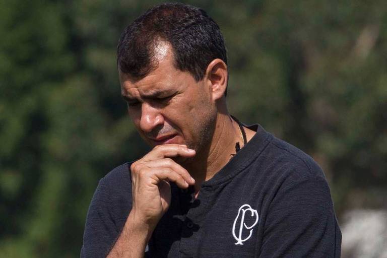 O técnico Fábio Carille caminha pensativo durante o treino do Corinthians no CT Joaquim Grava.