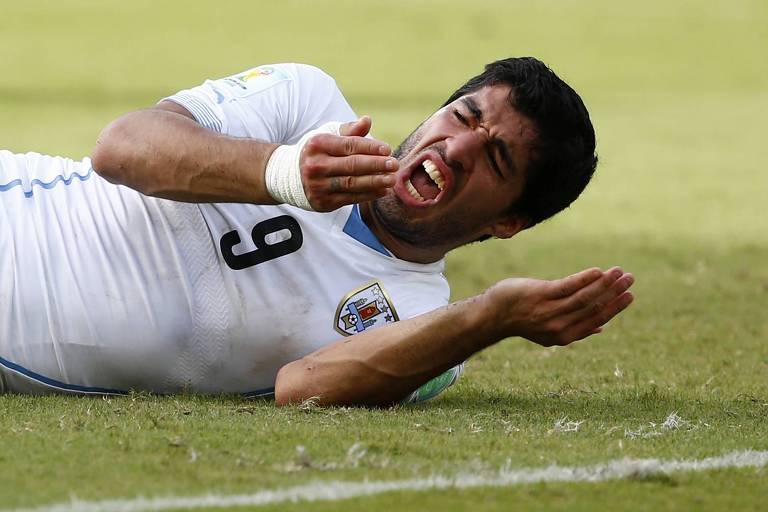 Suárez no chão após morder o zagueiro italiano Chiellini no duelo pela fase de grupos da Copa do Mundo de 2014.