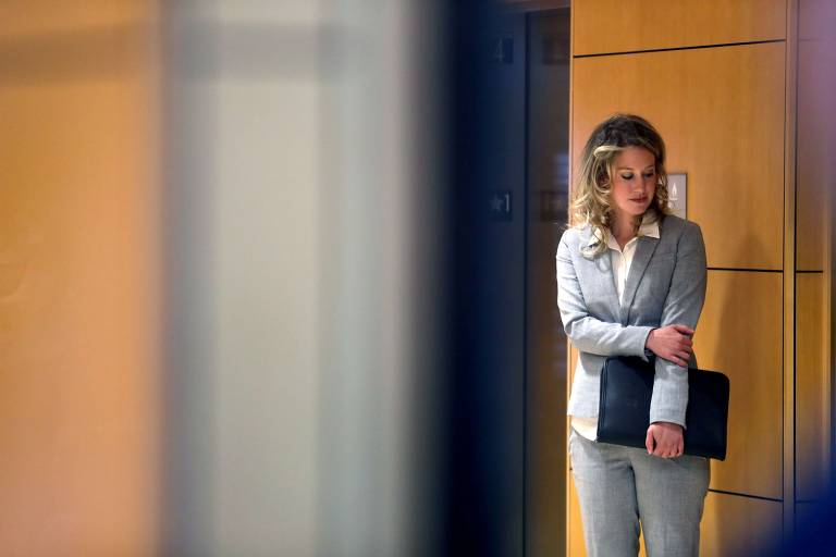 Em 28 de junho de 2019, em San José, na Califórnia, Elizabeth Holmes vai à Corte Federal. Ela e Ramesh Balwani, diretor da empresa e ex-namorado, são acusados de fraude financeira por investidores da Theranos