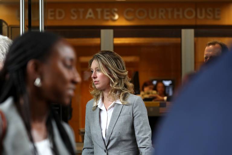 Em 28 de junho de 2019, em San José, na Califórnia, Elizabeth Holmes vai à Corte Federal. Ela e Ramesh Balwani, diretor da empresa e ex-namorado, são acusados de fraude financeira por investidores da Theranos