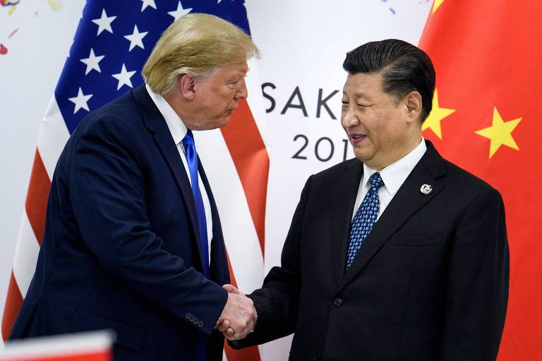 Xi Jinping e Donald Trump dão aperto de mão antes de reunião em Osaka, no Japão. 