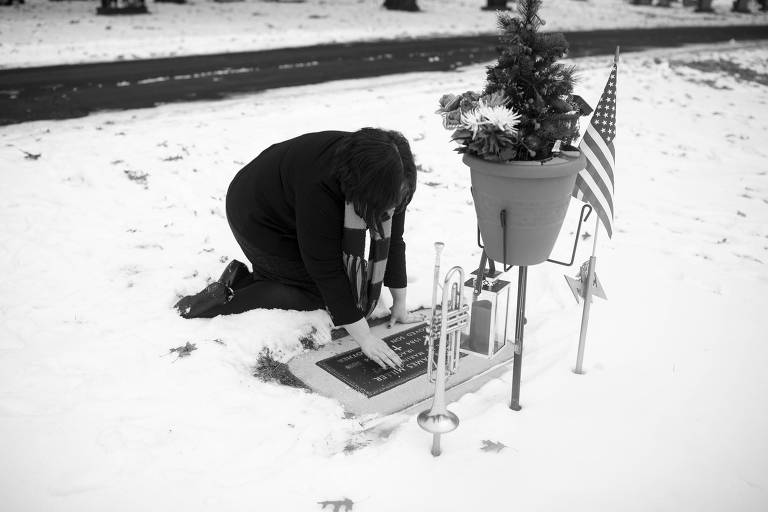 Alissa Harrington visita o túmulo do seu irmão, o fuzileiro naval Justin Miller, que se matou em 2018