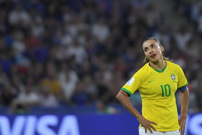 A brasileira Marta durante partida contra a França; ela é autora de 17 gols na história da Copa do Mundo feminina