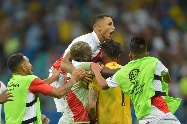 Jogadores peruanos comemoram a classificação para as semifinais da Copa América após bater o Uruguai nos pênaltis