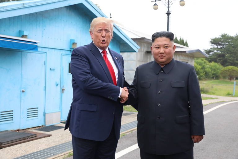 O presidente americano Donald Trump cumprimenta o lÃ­der norte-coreano Kim Jong Un na fronteira entre as Coreias