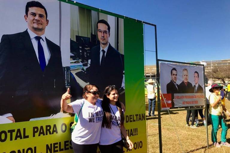 Manifestantes em ato de apoio à Lava Jato em frente ao Congresso Nacional