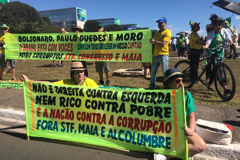 Manifestantes em ato de apoio à Lava Jato em frente ao Congresso Nacional