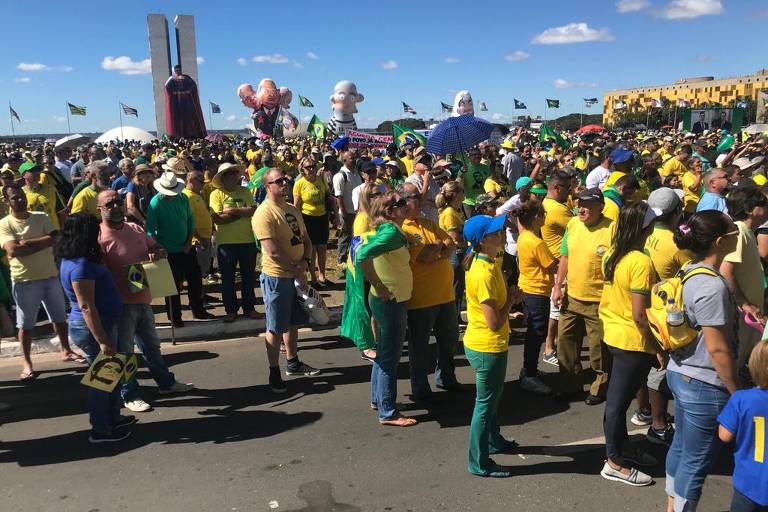 Manifestantes em ato de apoio à Lava Jato em frente ao Congresso Nacional