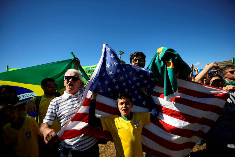 Manifestantes em ato de apoio à Lava Jato em frente ao Congresso Nacional