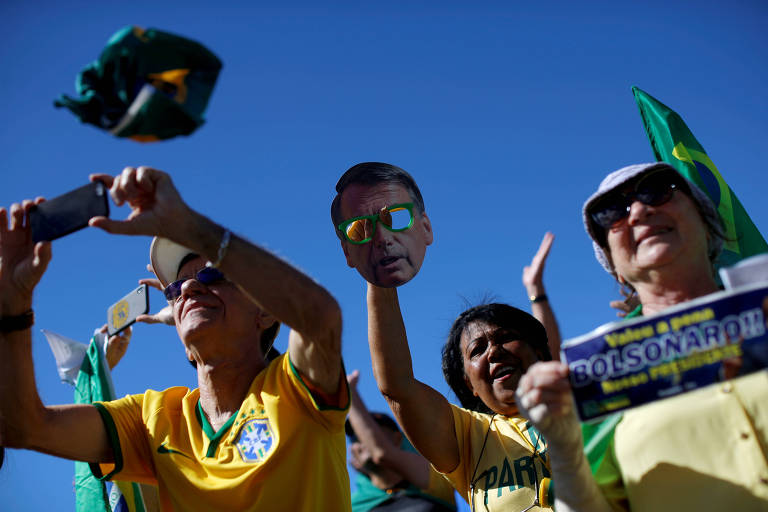 Manifestantes em ato de apoio à Lava Jato em frente ao Congresso Nacional