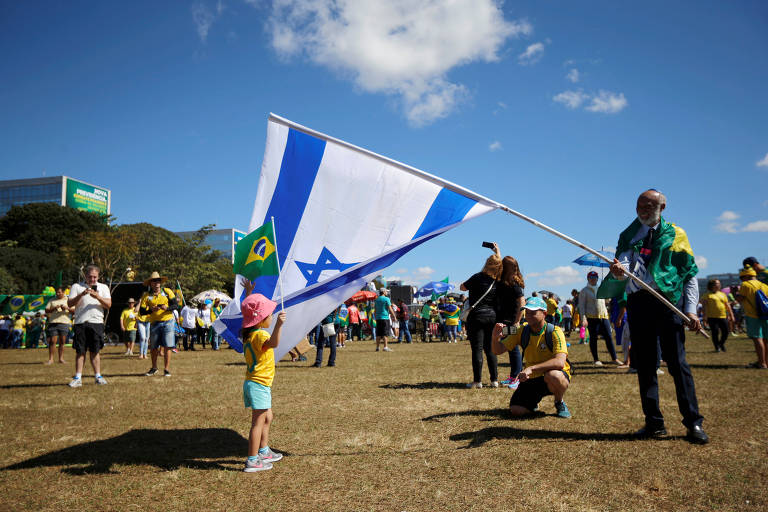 Manifestantes em ato de apoio à Lava Jato em frente ao Congresso Nacional