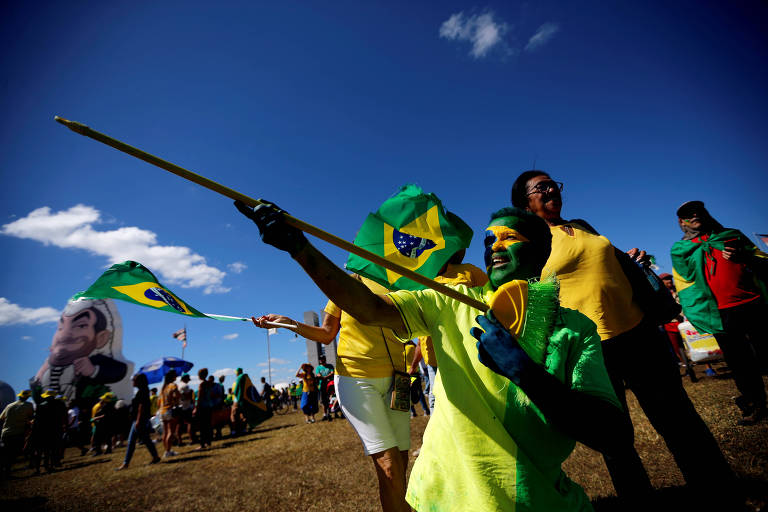 Manifestantes em ato de apoio à Lava Jato em frente ao Congresso Nacional