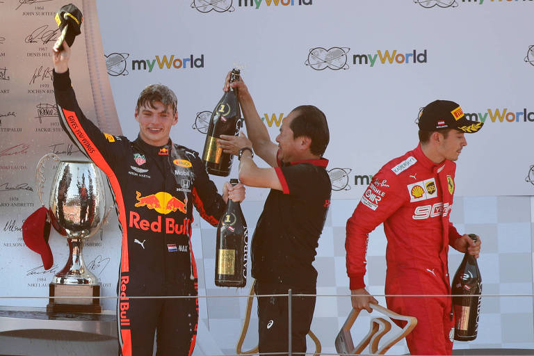 Max Verstappen comemora vitória no pódio do GP da Áustria; perto de Leclerc, segundo colocado 