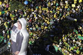 Público apoia Sergio Moro na av. Paulista, no centro de SP