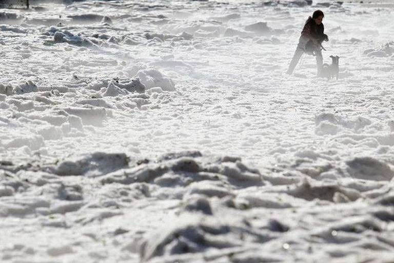 Tempestade de granizo 'bizarra' deixa cidade mexicana coberta por 1,5 m de gelo