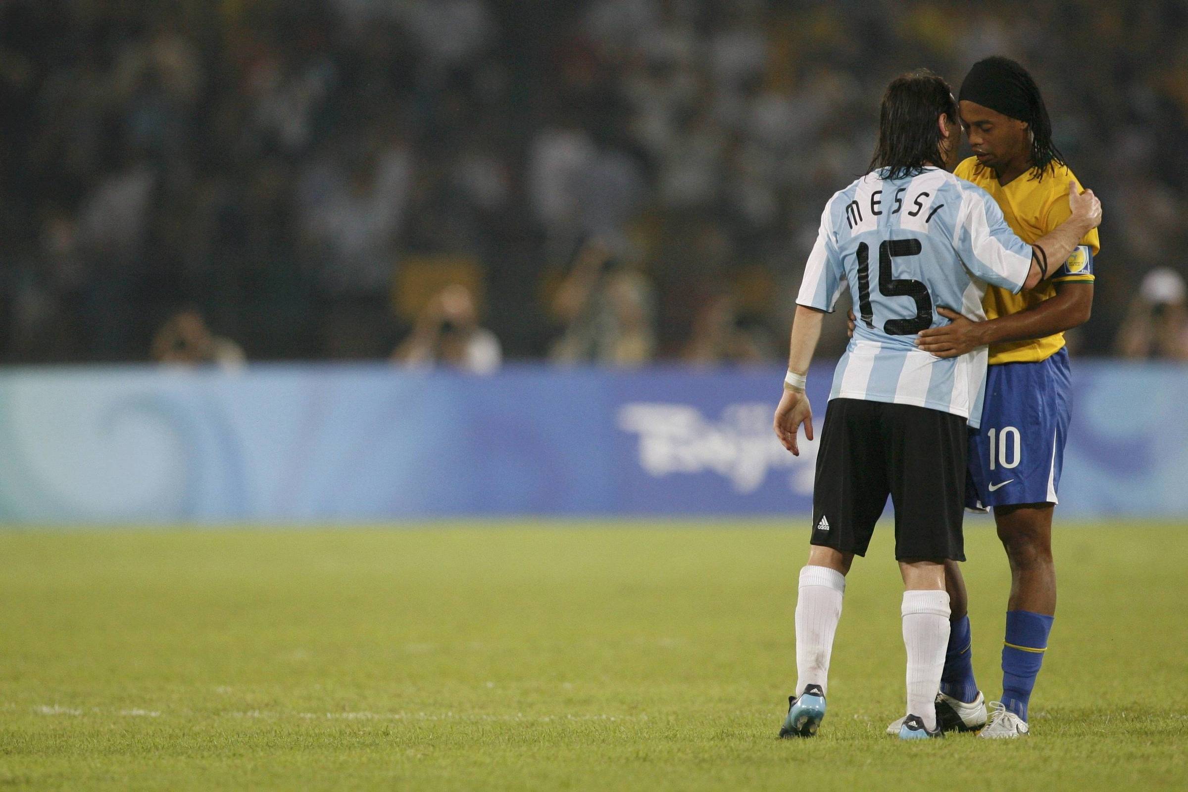 Brasil encara Argentina em amistoso no qual busca futebol