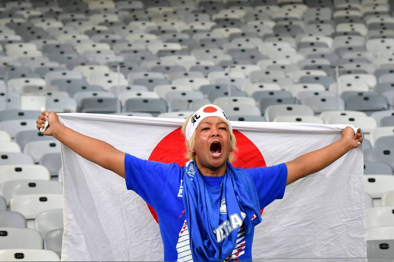 Torcedor japonês acompanha a partida contra o Equador no estádio do Mineirão.