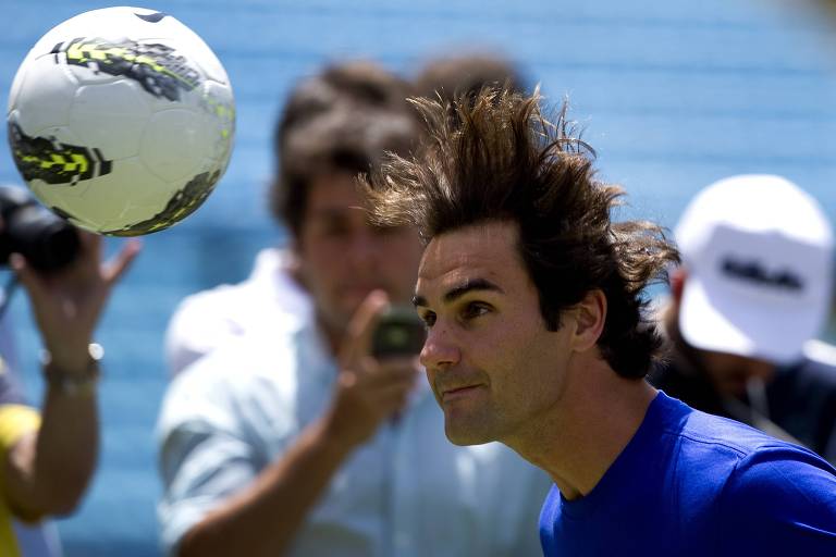 Roger Federer cabeceia bola durante exibição com o tenista argentino Juan Martín Del Potro