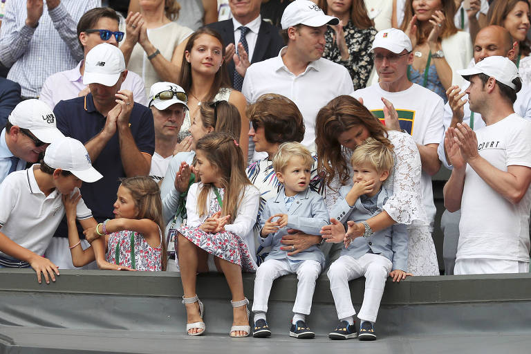 Mirka Federer e os quatro filhos do casal durante cerimônia de premiação em Wimbledon