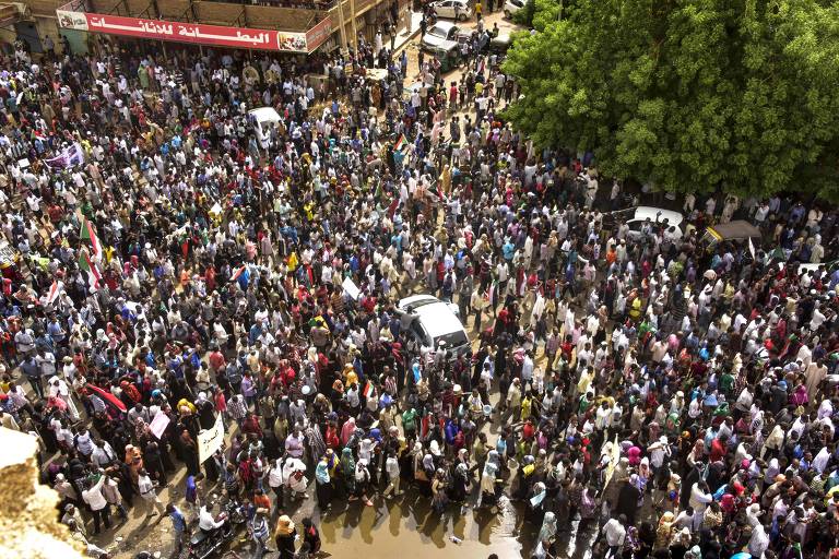 Sudaneses protestam contra o governo do país na capital, Cartum