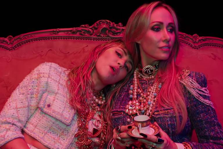 Miley Cyrus lança clipe dedicado às mulheres ao lado de sua mãe, Tish; assista ao vídeo