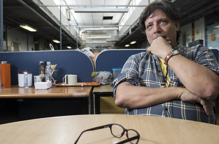 Ele afirma que têm que existir um espaço entre os polos para que novos discursos possam ser construídos