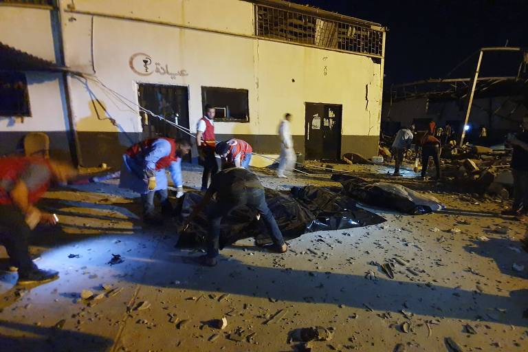 Ataque aéreo contra campo de detenção de imigrantes deixa mortos na Líbia