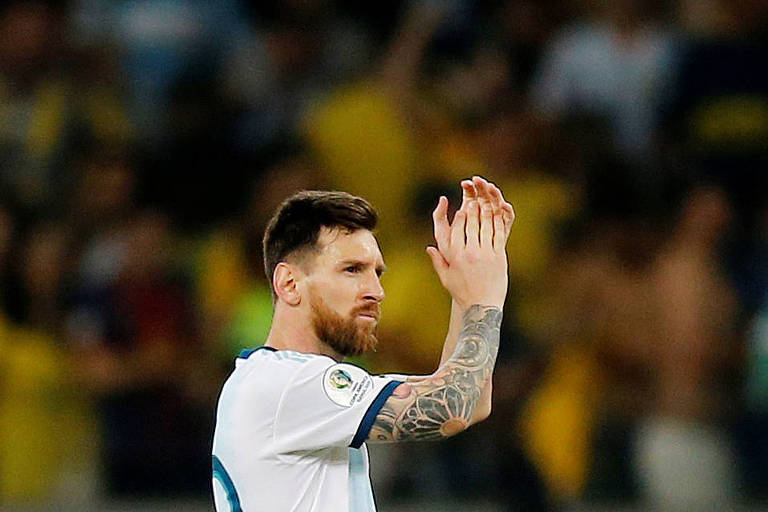 Messi aplaude a torcida após a derrota para o Brasil na Copa América